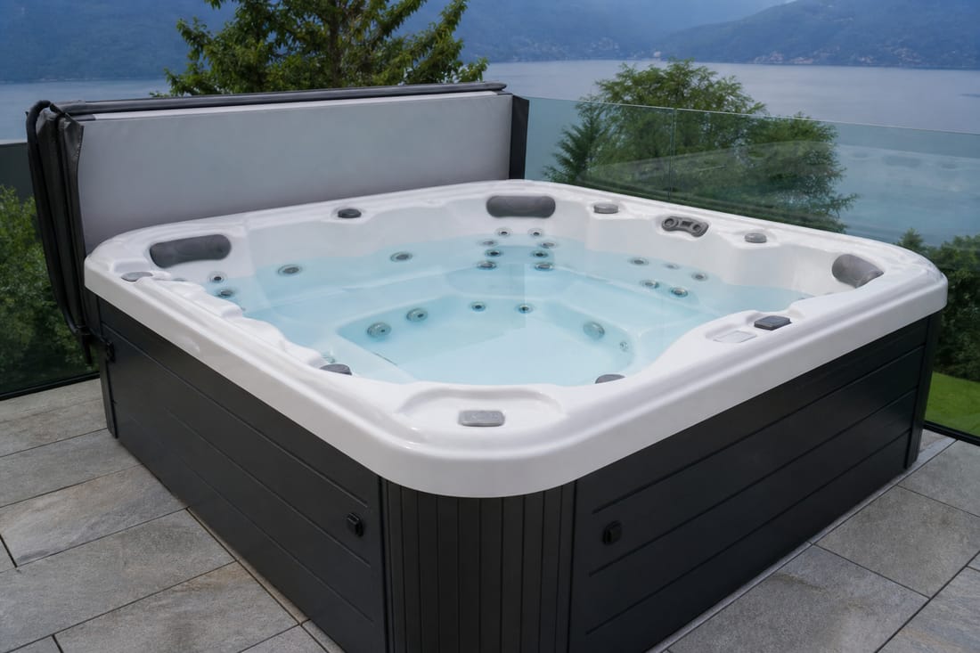 Beispiel: Whirlpool bereit zur Inbetriebnahme auf der Terrasse